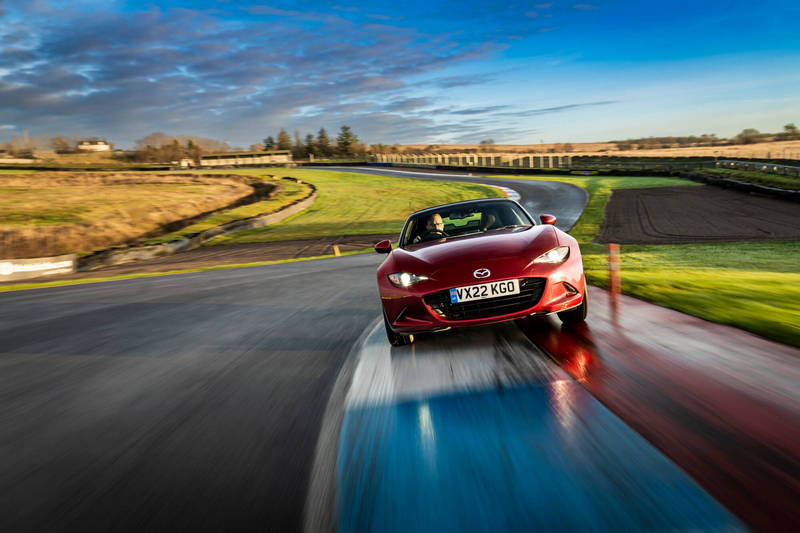 測試途中MX-5還去賽道進行繞場。