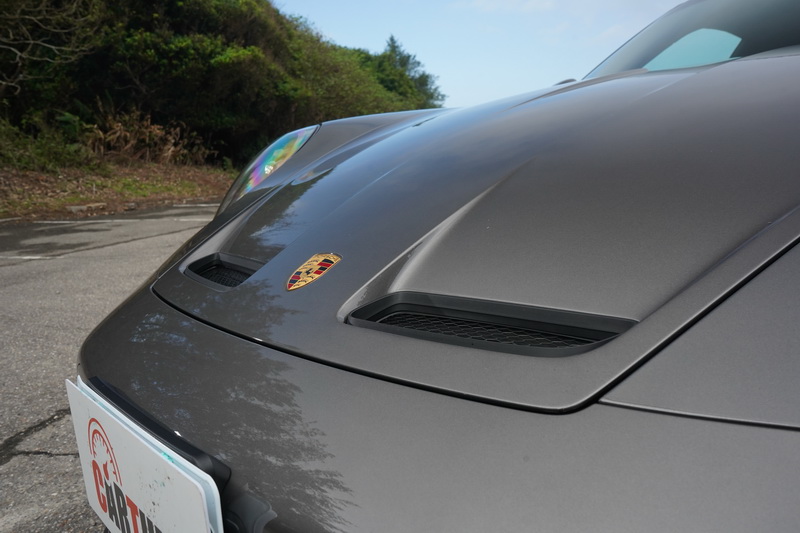 相較常規版911,車頭前廂蓋多了為水箱散熱用的兩組開口