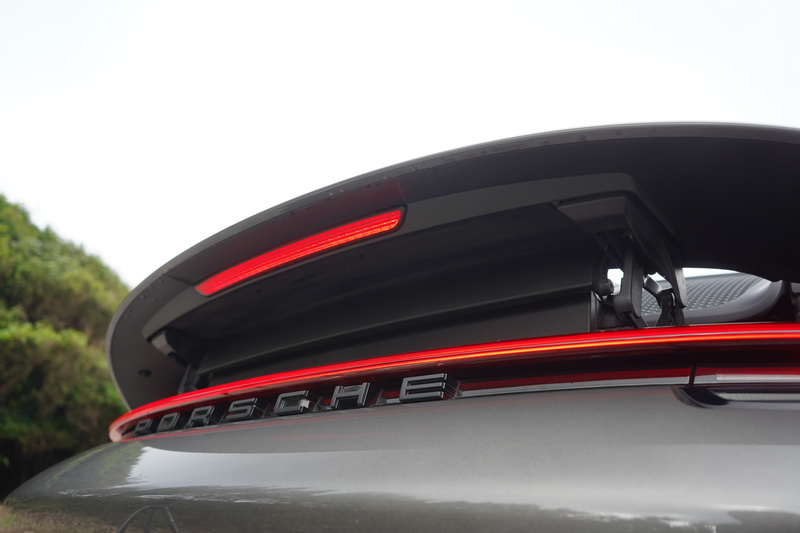 911 GT3 With Touring Package採用可升降的電動尾翼