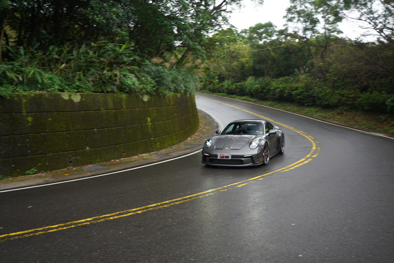 在蜿蜒山道上穿梭,宛如軌道車吸附在道路表面的強大抓地力,會讓駕駛不自覺的想探究更高的性能極限
