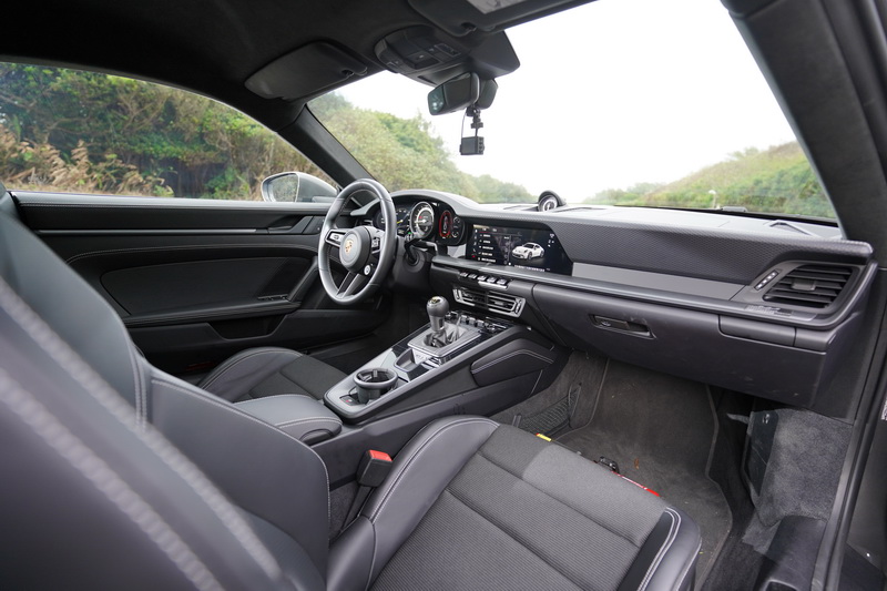 內裝鋪陳與常規版911並無太大差異