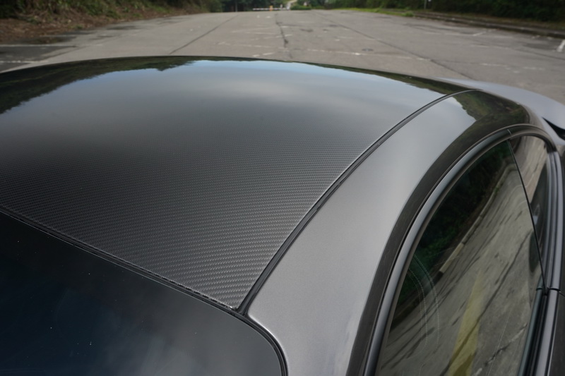 試駕車額外加選了要價23.7萬的碳纖維複合材料車頂