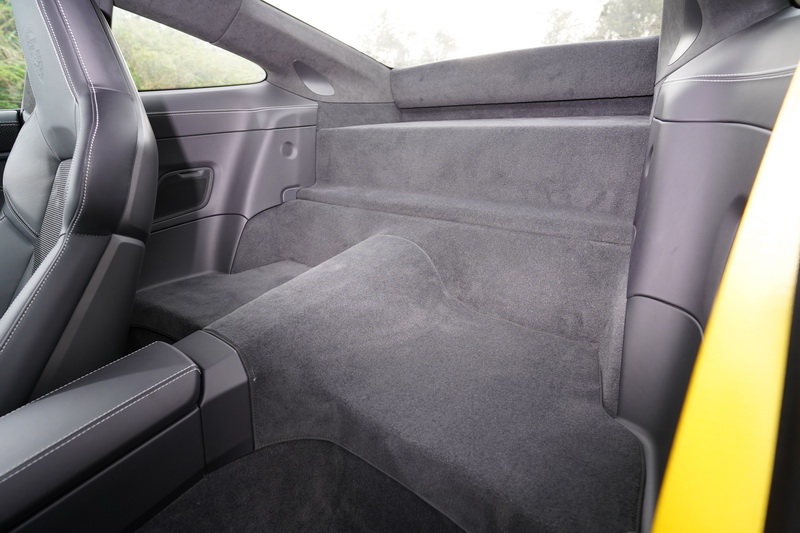 為了盡量降低車重，後座座椅全部移除