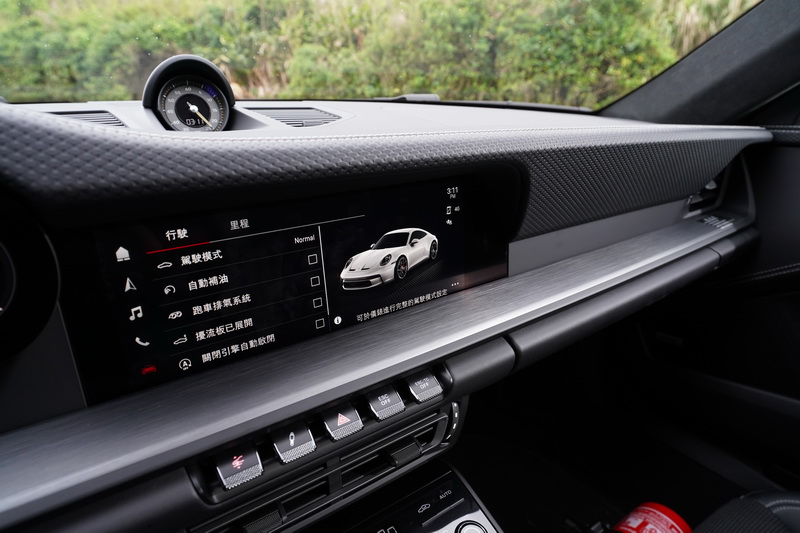 試駕車還選了黑色真皮內裝套件及黃色安全帶以凸顯其性能本質