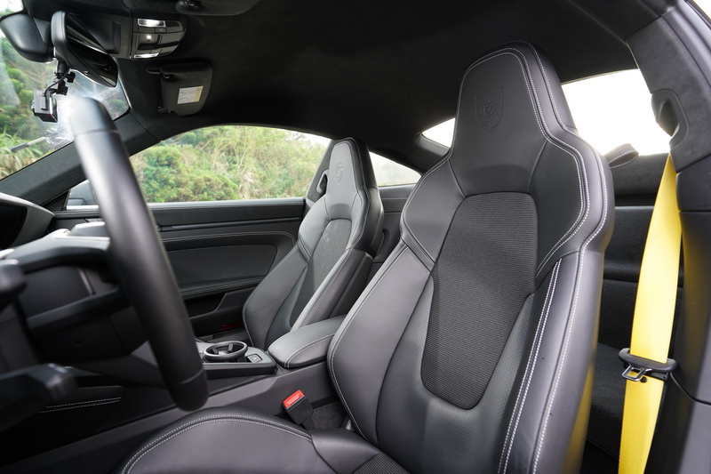 覺得戰鬥性還不夠強烈，亦可加價選購包覆感更強的賽車桶型座椅