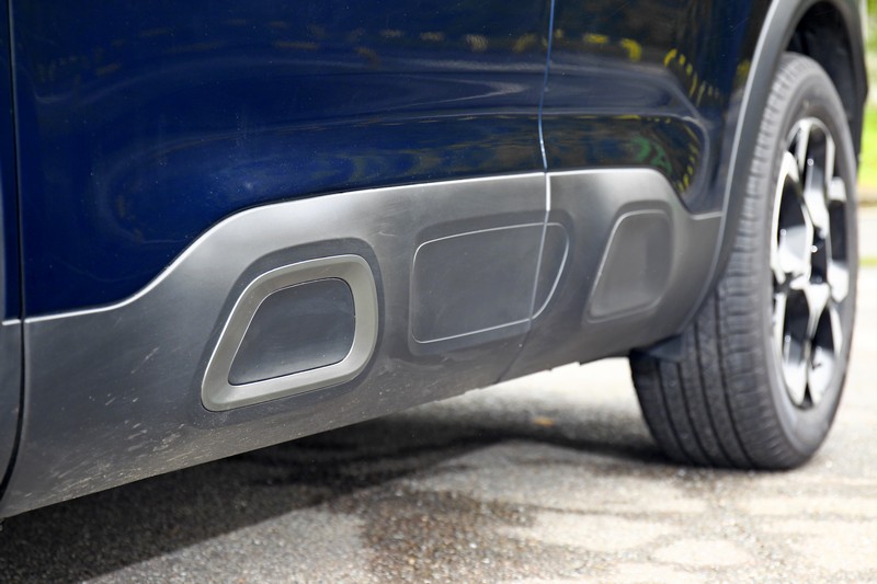 車頭取消Airbump,不過車側仍有保留Airbump飾框,試駕車型有選暗鉻套件。