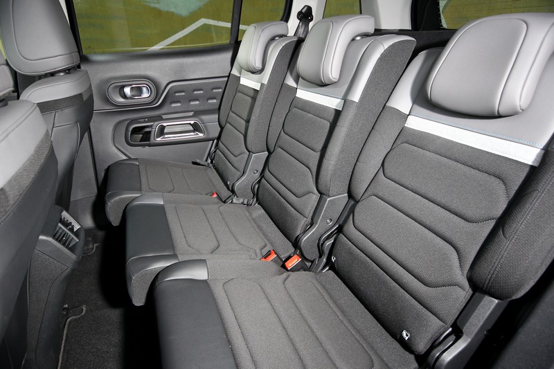 後座才三張獨立設計,並具有椅背五段可調與前後15公分移動。