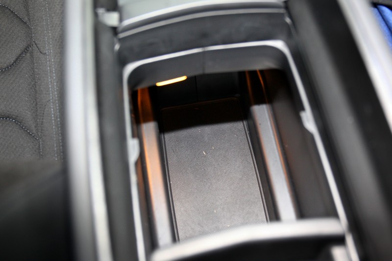 這有必要介紹,中央扶手下有規劃可放置2公升水壺的空間。