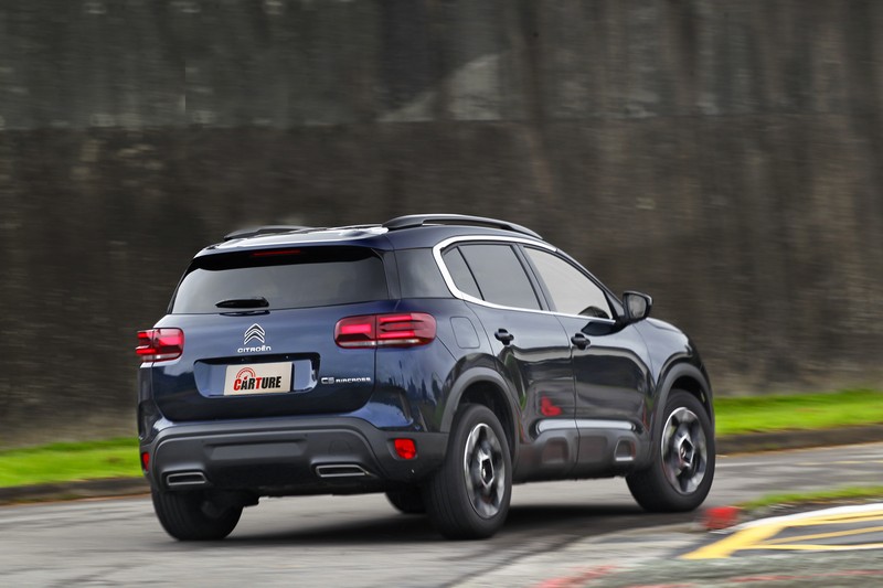 C5 Aircross面對彎道不是犀利,而是以自然從容不疾不徐方式通過。