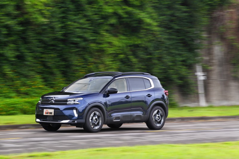 C5 Aircross最讓人喜愛的就是Progressive Hydraulic Cushions魔毯液壓懸吊系統,創造出不可思議的舒適度。