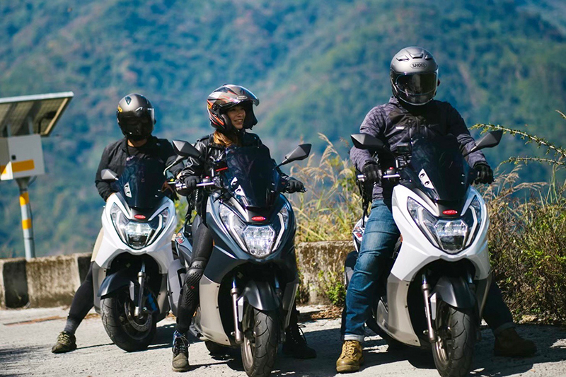 【車勢星聞】段慧琳(中)接受「加菲貓」等人重機特訓,兩周完成直接挑戰off-road。(圖:民視提供)