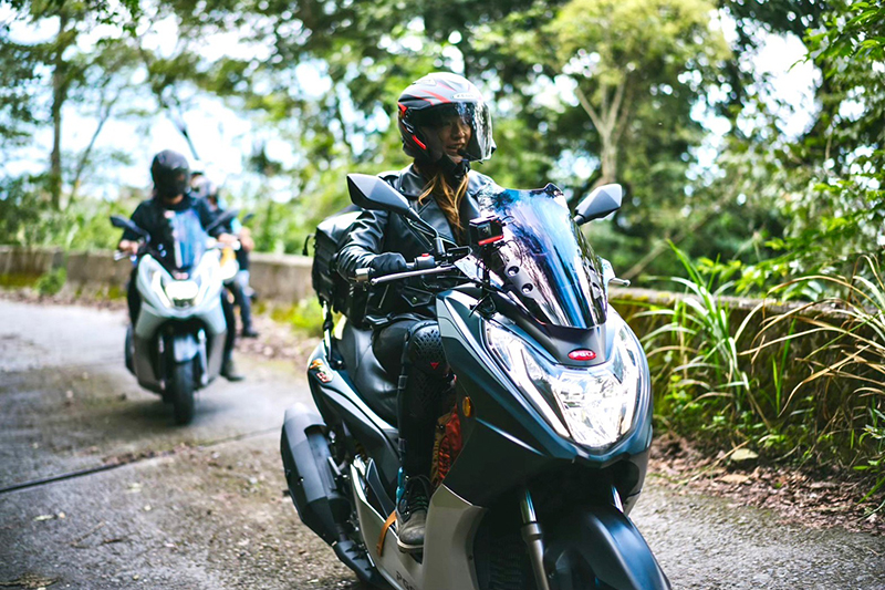 【車勢星聞】段慧琳(右)接受「加菲貓」等人重機特訓,兩周完成直接挑戰off-road。(圖:民視提供)