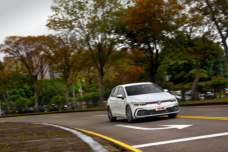 在DCC主動式底盤控制系統加持下,讓Golf GT經典駕馭版面對彎道可以如切豆腐般快速劃過。