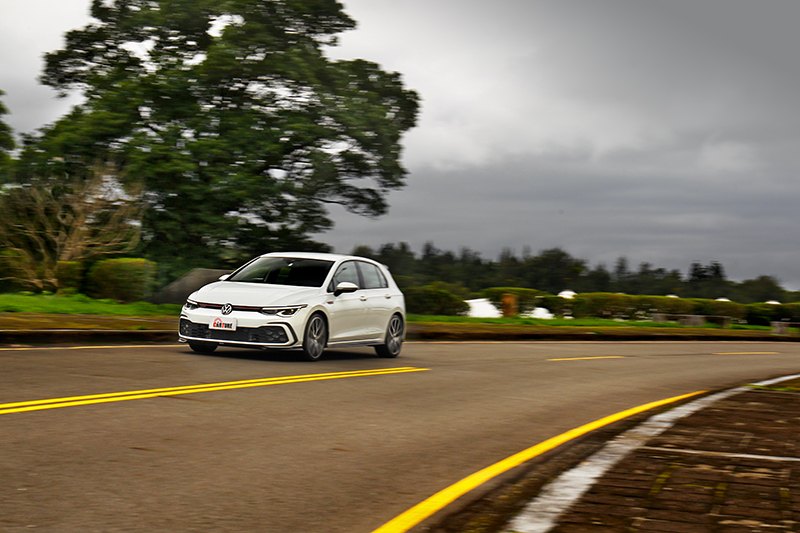 Golf GTI經典駕馭版售價比Golf GTI便宜15萬元，然後配備DCC主動式底盤控制系統，這也太香了吧。