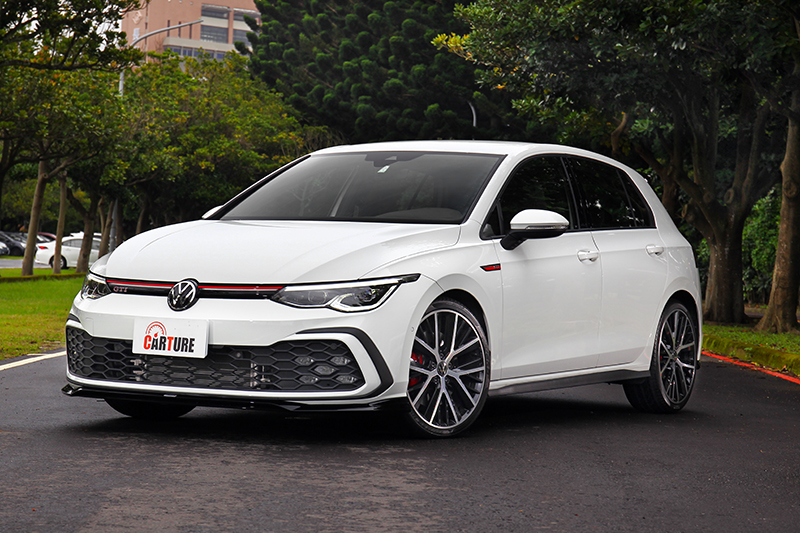 Oettinger外觀套件不僅稍稍改變外型樣貌,輪圈也會提升到225/35 R19和配P Zero輪胎。