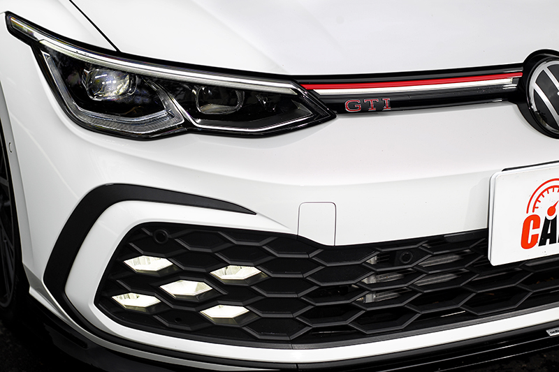 X型LED霧燈相當獨特。