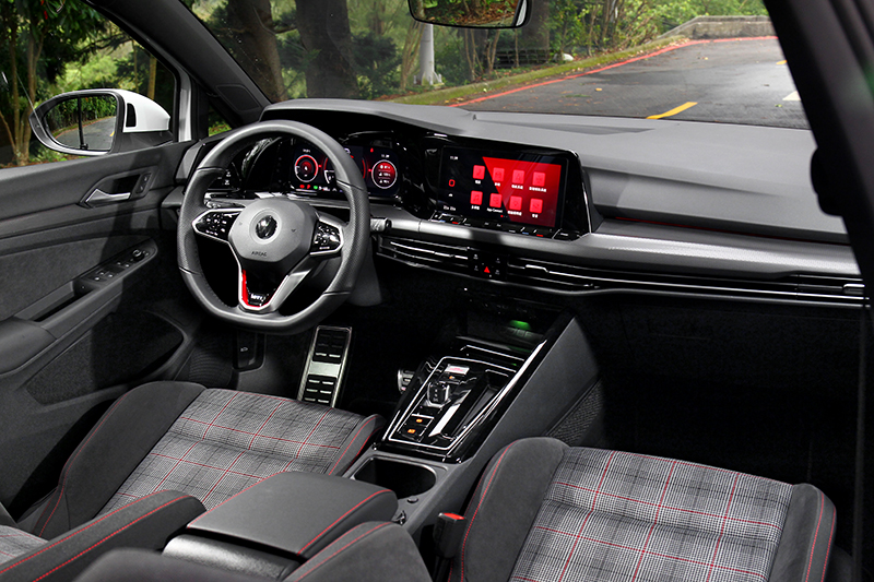 這樣應該發現Golf GTI經典駕馭版座艙特色了吧。