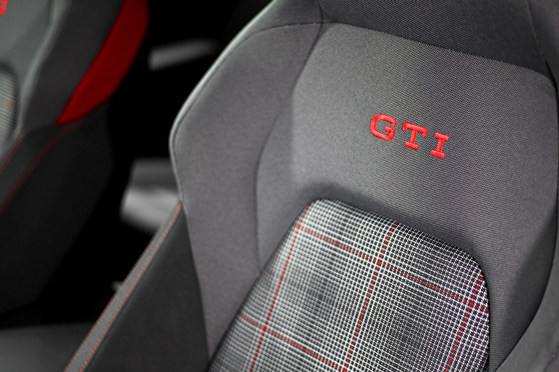Golf GTI經典駕馭版配備經典格紋跑車座椅，與Golf GTI相比缺少多向電動調整與記憶和加熱通風功能。
