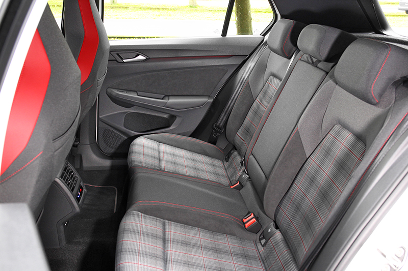 Golf GTI經典駕馭版除能熱血，後座空間也適合載人。