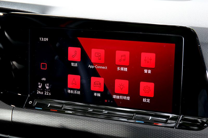 配備10吋螢幕MIB 3系統。