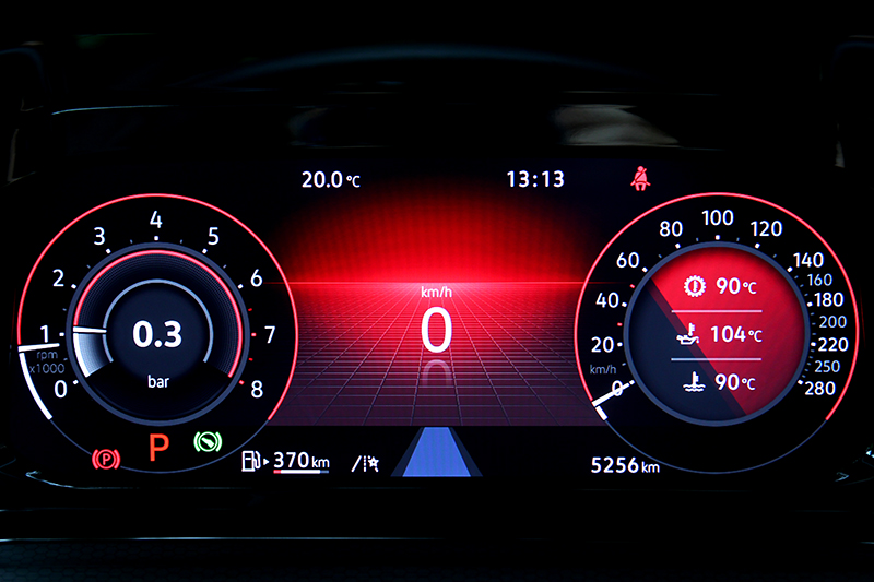 10.25吋提供多種顯示介面及GTI專屬介面。