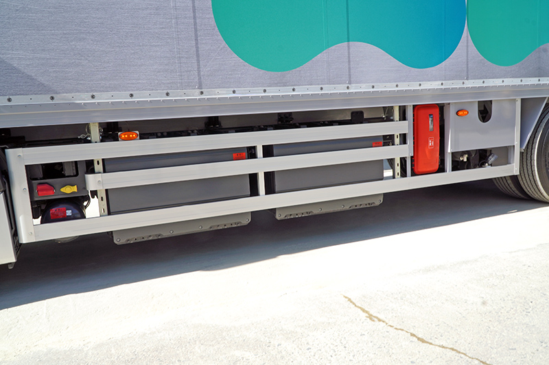 Scania電動貨卡與車體兩側與車頭下方共載9個鋰三元電池，電池總容量297kWh。