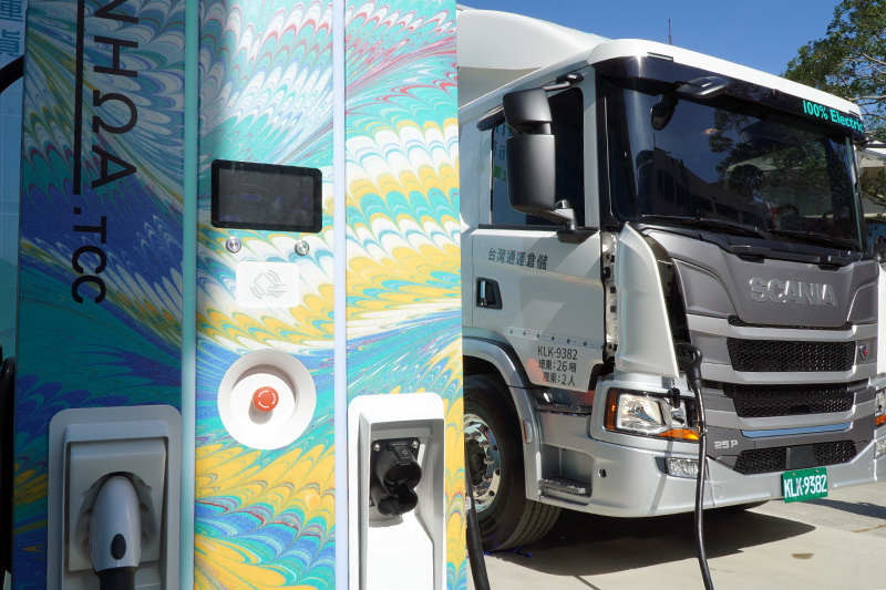 充電功率支援最大130kW的CCS2直流充電規格，充滿電擁有250公里的續航里程，等同於台北開到台南。