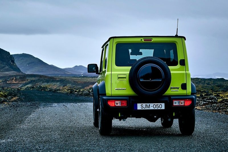 近日國外拍到無偽裝的Jimny五門版,預計將於明年1月印度發表。