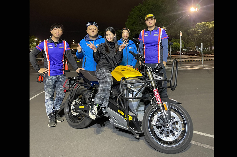 【車勢星聞】雷嘉汭Hdmoto恒典摩托連鎖重機駕訓班板橋分校上課跟原地考照。(圖:凱渥提供)