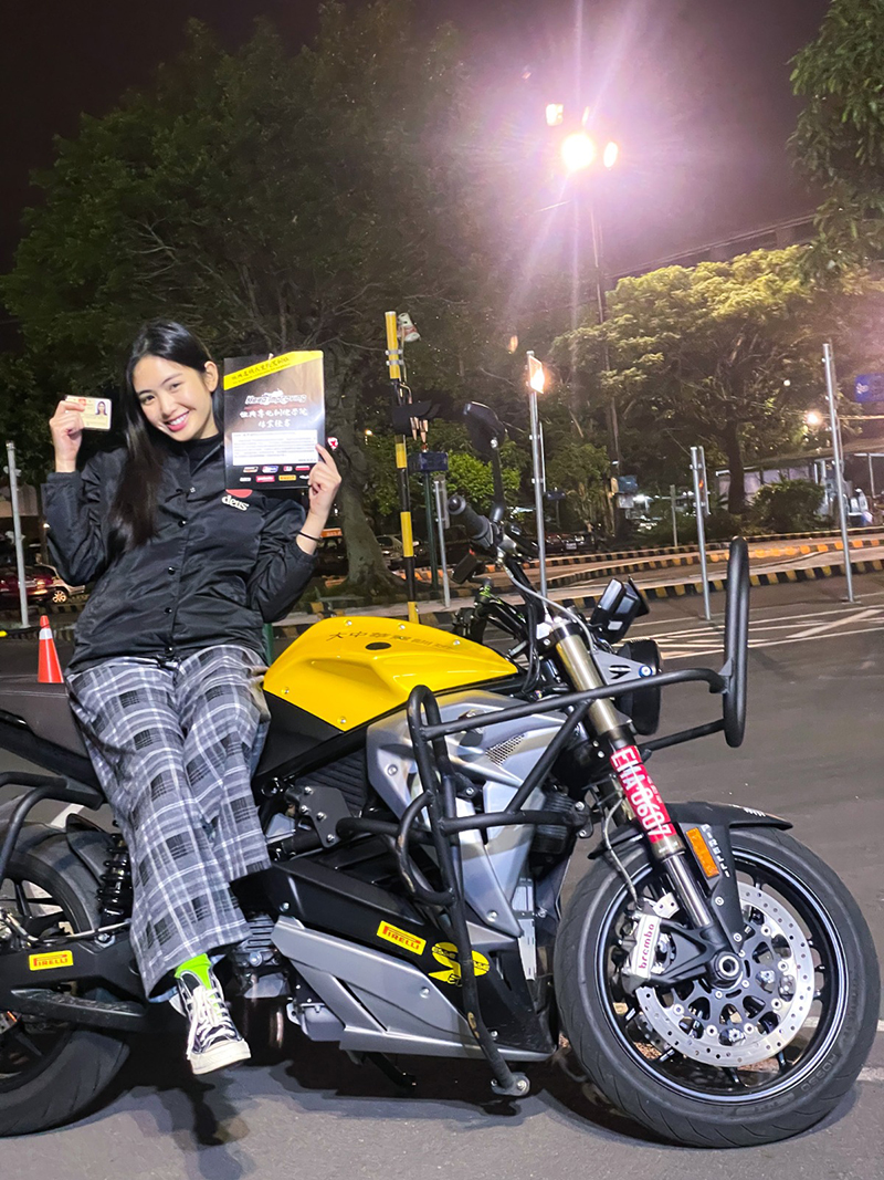 【車勢星聞】雷嘉汭考到大型重機駕照。(圖:凱渥提供)