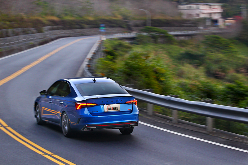 漸進式轉向系統與VAQ限滑差速器大幅提升Octavia RS過彎極限。