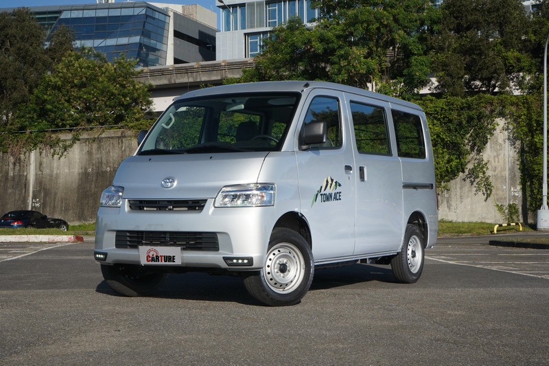Toyota Town Ace廂車版車頭造型與早一步推出的貨斗版並沒有太大差異