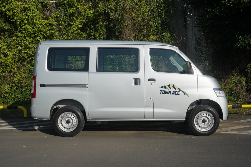 不過B柱之後多了一截後廂並採用大面積玻璃讓它的視覺效果感覺大了一號