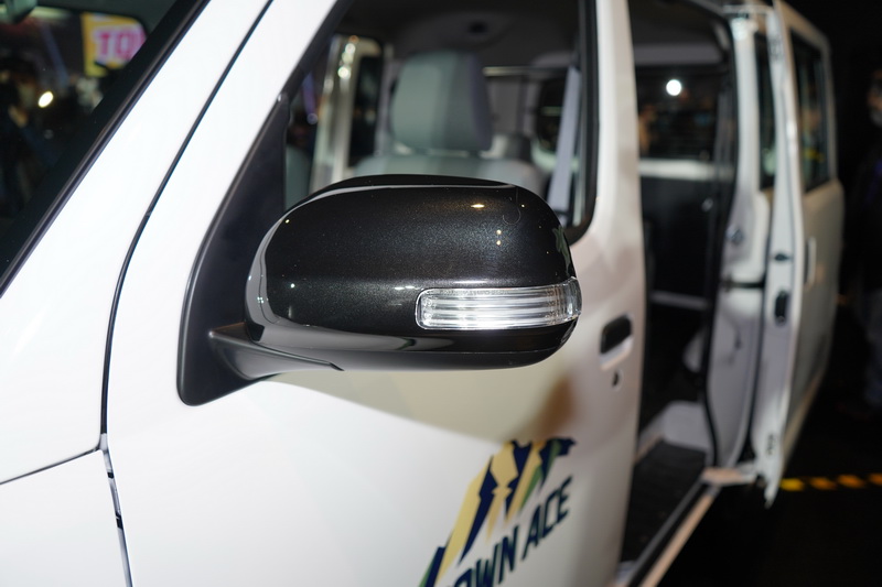 5人座版本在頂規車型上配置帶有方向燈的電調後視鏡