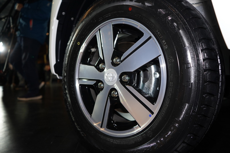 5人座頂規車型輪圈也換上都會桿更為濃厚的五幅樣式