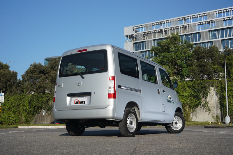 車尾造型維持商車一貫的方正設計,在置放貨物時才能獲取最大的空間效能