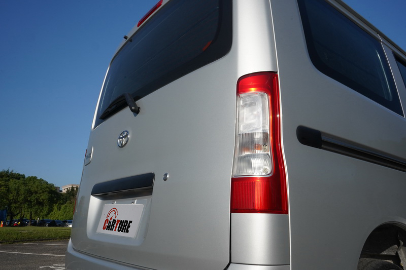 尾燈則採長調直立式造型,內置煞車燈則同樣採用LED光源來強化其視覺辨識度