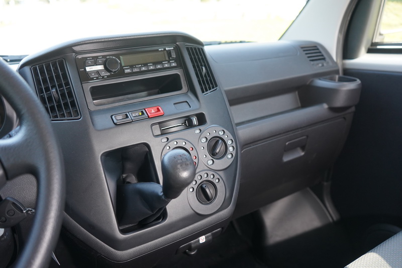 中控台僅配有1 Din音響主機及空調旋鈕