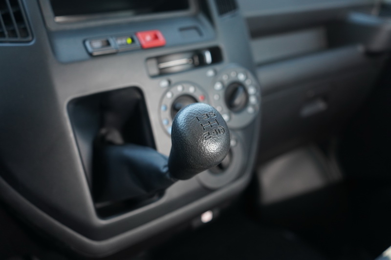 手排車型排檔桿同樣是設計在中控儀表板上,為的就是讓腳部區域騰出更多空間