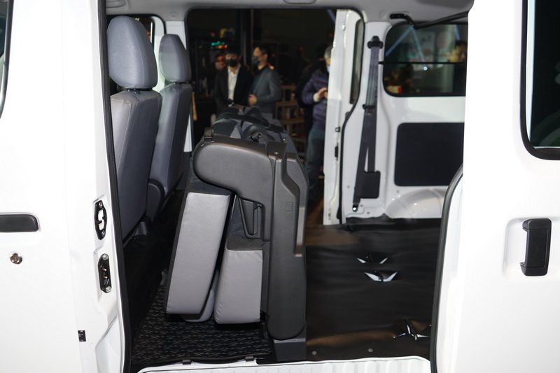 5人座車型後座椅設計有一鍵收折功能,相較傳統兩段式收折方式來的更加迅速且便利