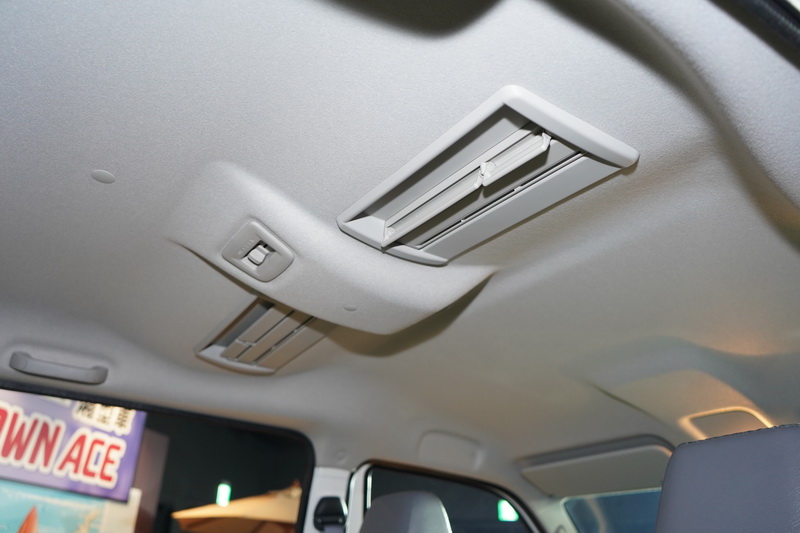 5人座車型的後座車頂還配有專屬的空調出風口