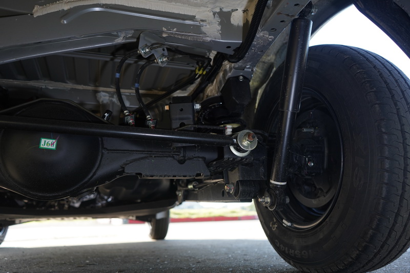 後拖曳式彈簧懸吊在乘坐感受上比起傳統搭載後軸葉片彈簧的車款來的更為舒適