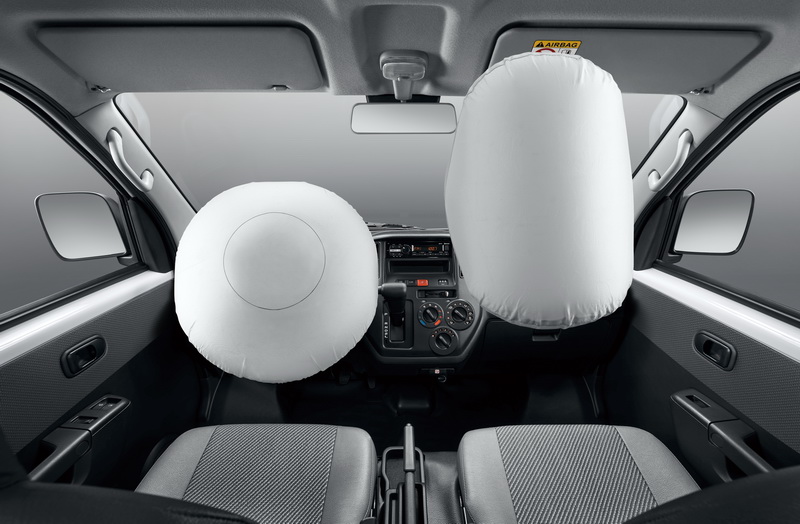 安全配備部分全車系皆標配雙安全氣囊,即便是基礎的2人座手排版本也同樣具備