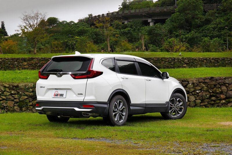 世代最早的Honda CR-V外觀一點不顯老態,但座艙線條則較為繁複。