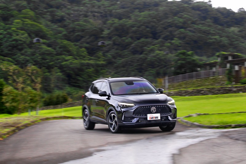 MG HS在舒適的前提下再加添一定程度的動感,甫入彎側傾稍大但循跡還算水準之上。