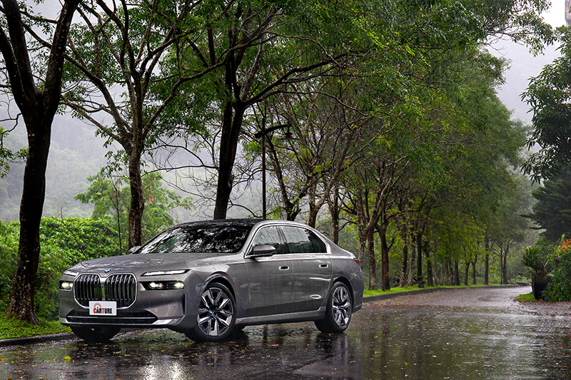 新世代7系列的車頭造型散發出Rolls-Royce神韻。
