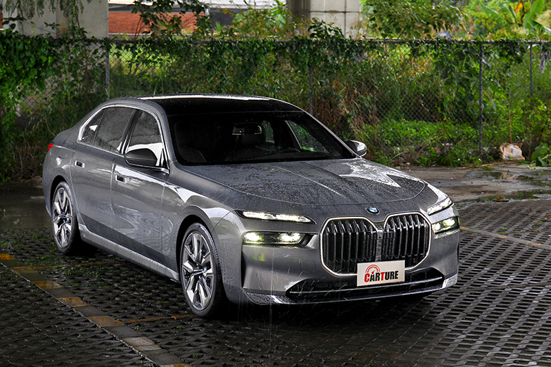 大型水箱護罩與分離式頭燈,造就7系列大器氣勢。