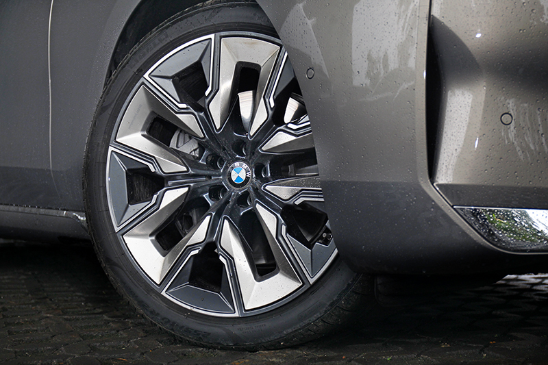 輪胎規格為前255/40 R21、後285/35 R21。