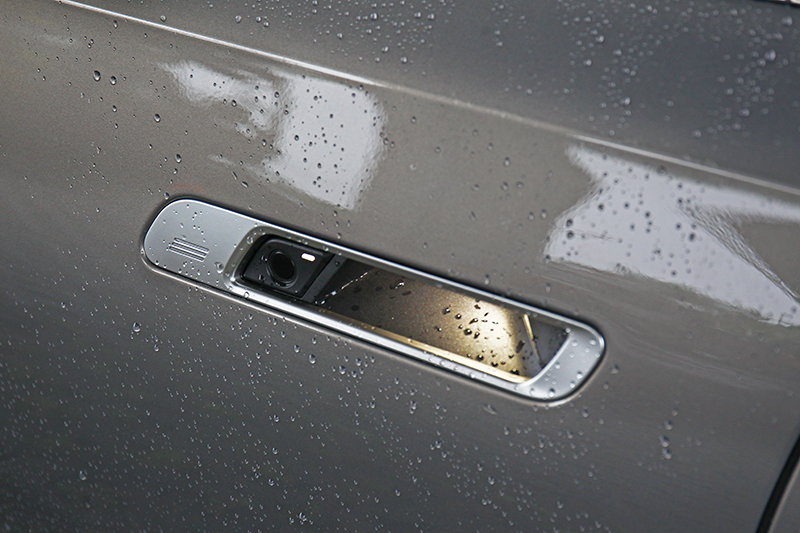 配備迎賓自動車門,進出可透過車內與車外實體按鍵、My BMW App、實體鑰匙、中控觸控螢幕、智慧語音助理或煞車踏板來自動啟閉車門。