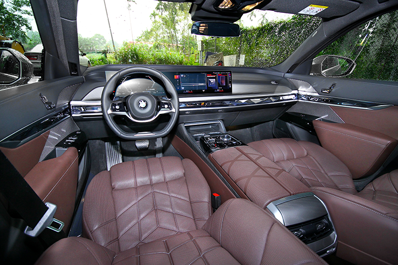 7系列座艙透過皮革、曲面螢幕、環繞光幕營造出科技與繽紛氛圍。
